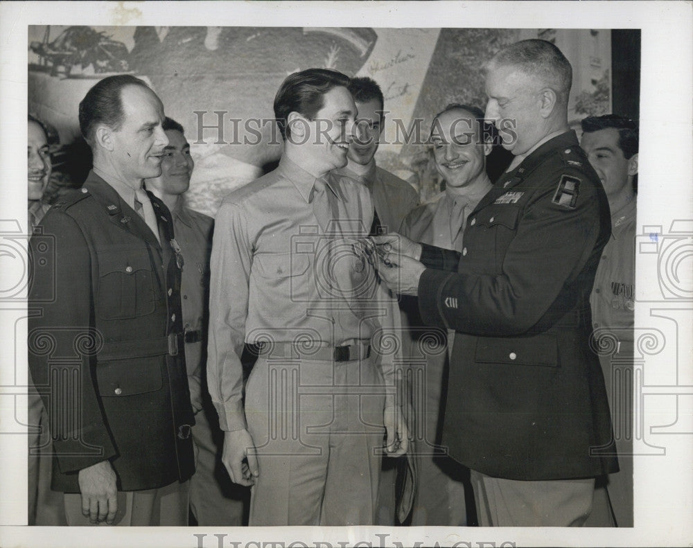 1949 Press Photo Cast of &quot;At war with Army&quot; Broadway Farce, received Medals. - Historic Images