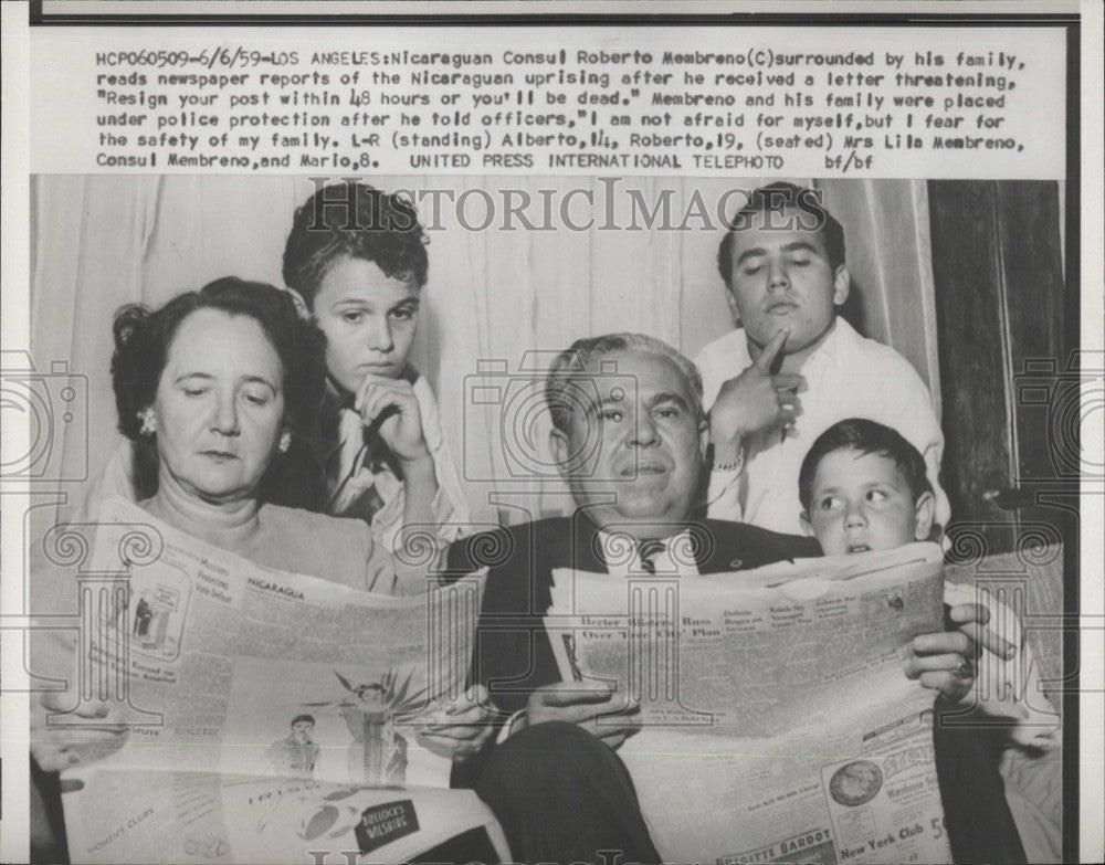 1959 Press Photo Nicaragua Consul Roberto Membreno reading newspaper with family - Historic Images