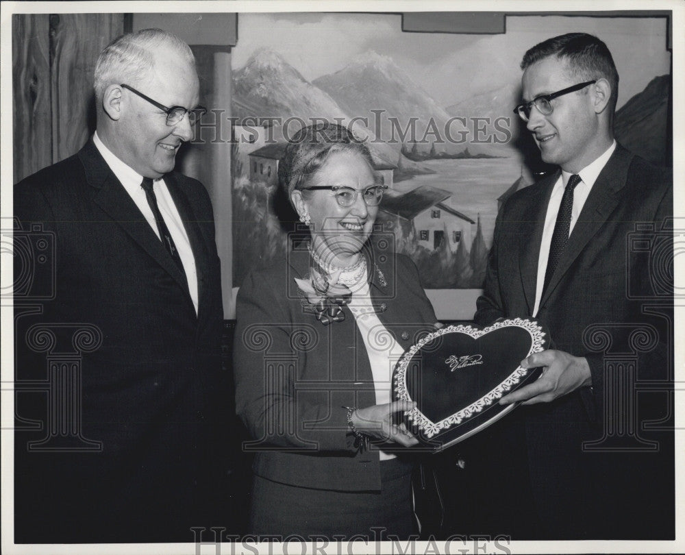 1963 Press Photo Boston U Dean of Women Elsbeth Melville with John A England, Jr - Historic Images