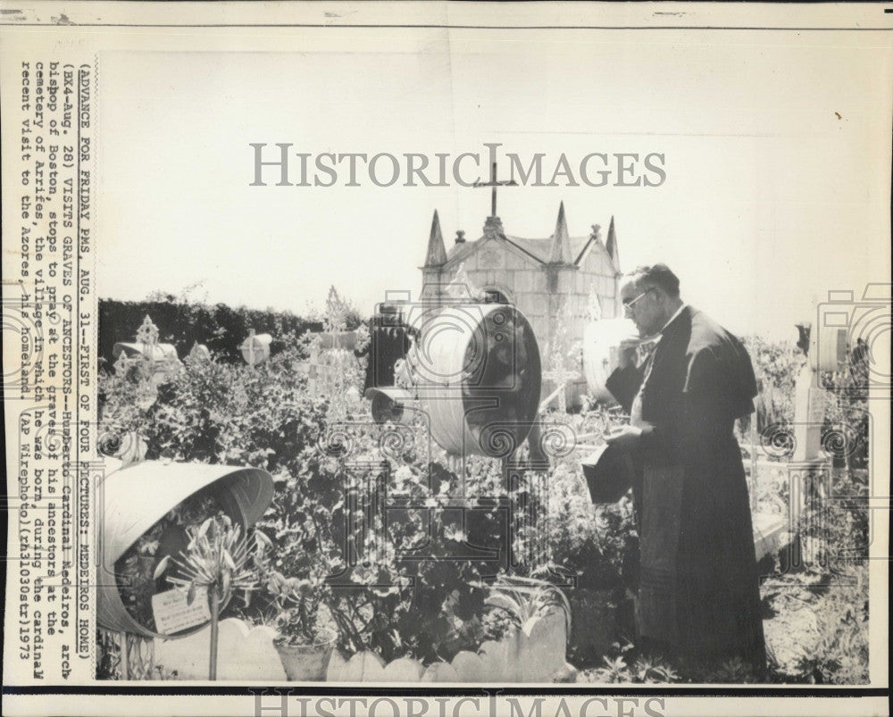 1973 Press Photo Humberto Cardinal Medeiros Archbishop Of Boston Prays At Graves - Historic Images