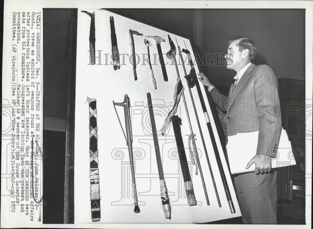 1972 Press Photo Rep John Melcher Views Exhibit Of Weapons Found-Indian Affairs - Historic Images