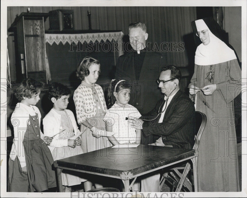 1962 Press Photo Dr David J Meline Of Boston Public Health Gives Girls Checkups - Historic Images