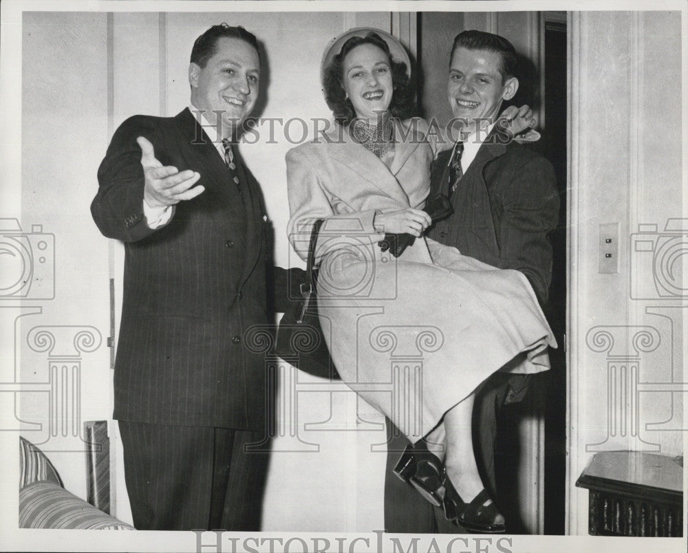 1948 Press Photo Eugene Dubeau Welcoming His Fiance Nellie Dantrau - Historic Images