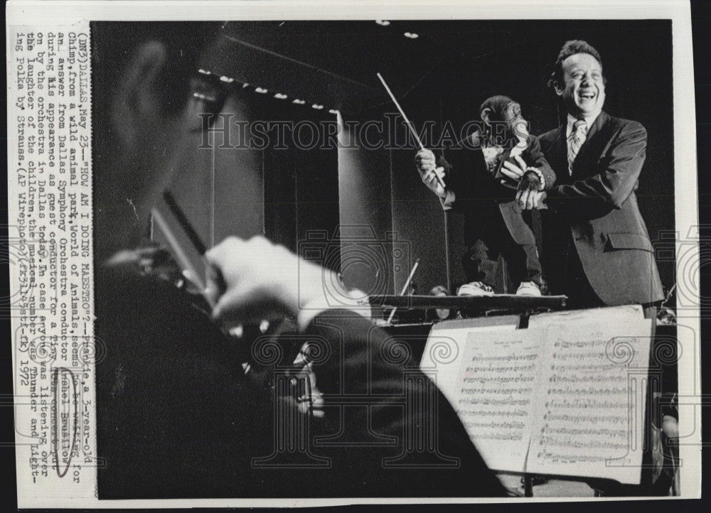 1972 Press Photo American Conductor Anshel Brusilow with Frankie the chimp. - Historic Images