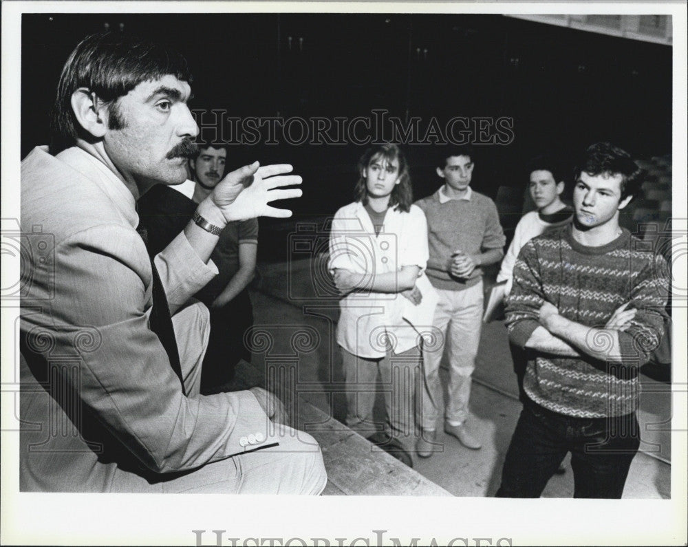 1985 Press Photo Russian Diplomat Vladimir Brusnitsyn, talked to student. - Historic Images