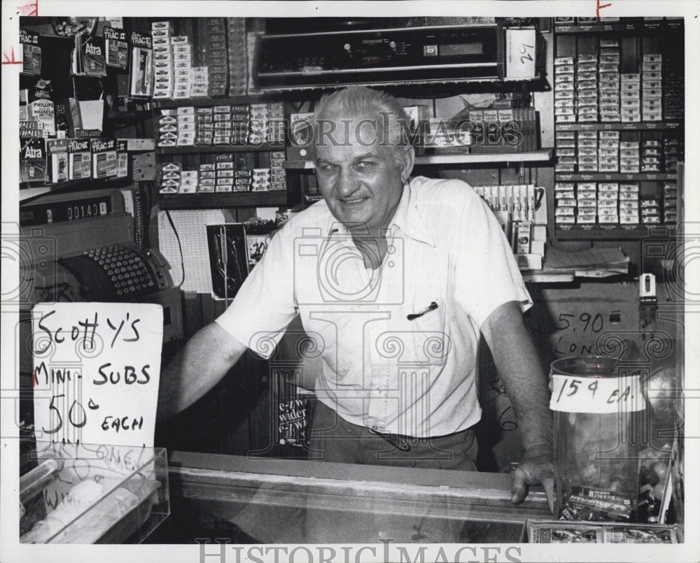 1979 Press Photo Gordon &quot;Scotty&quot; Bryant at his cigarettes store. - Historic Images