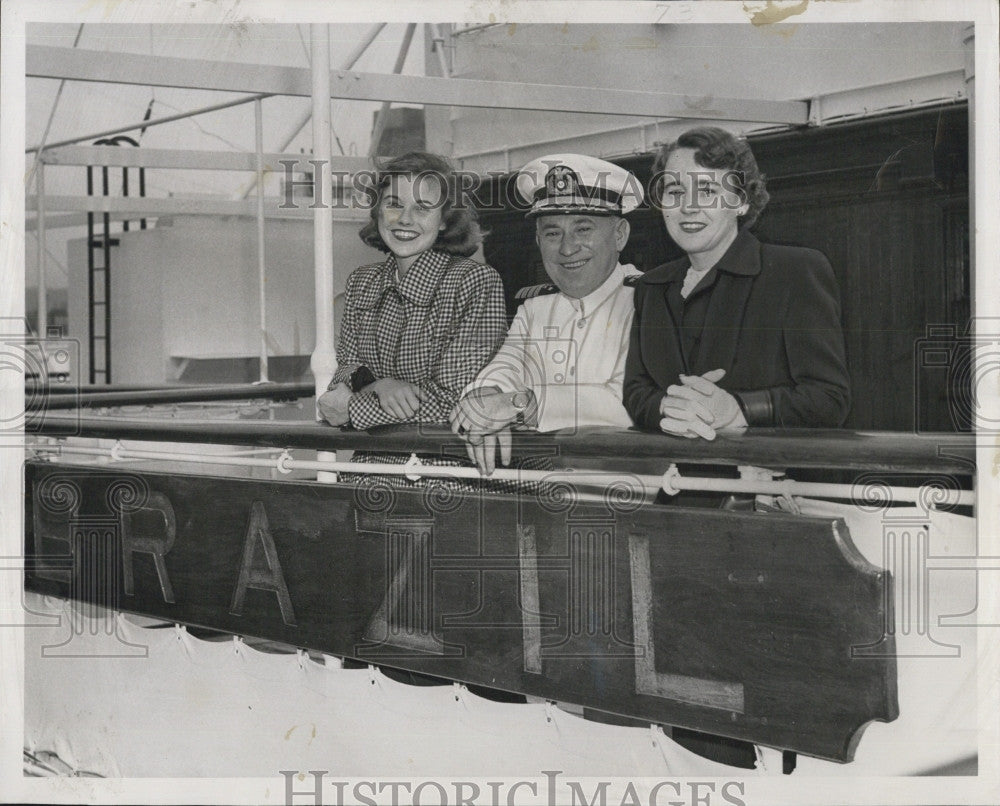 1950 Press Photo Mrs. Gordon Brayant and daughter Cynthia with Capt.Harry Sadler - Historic Images