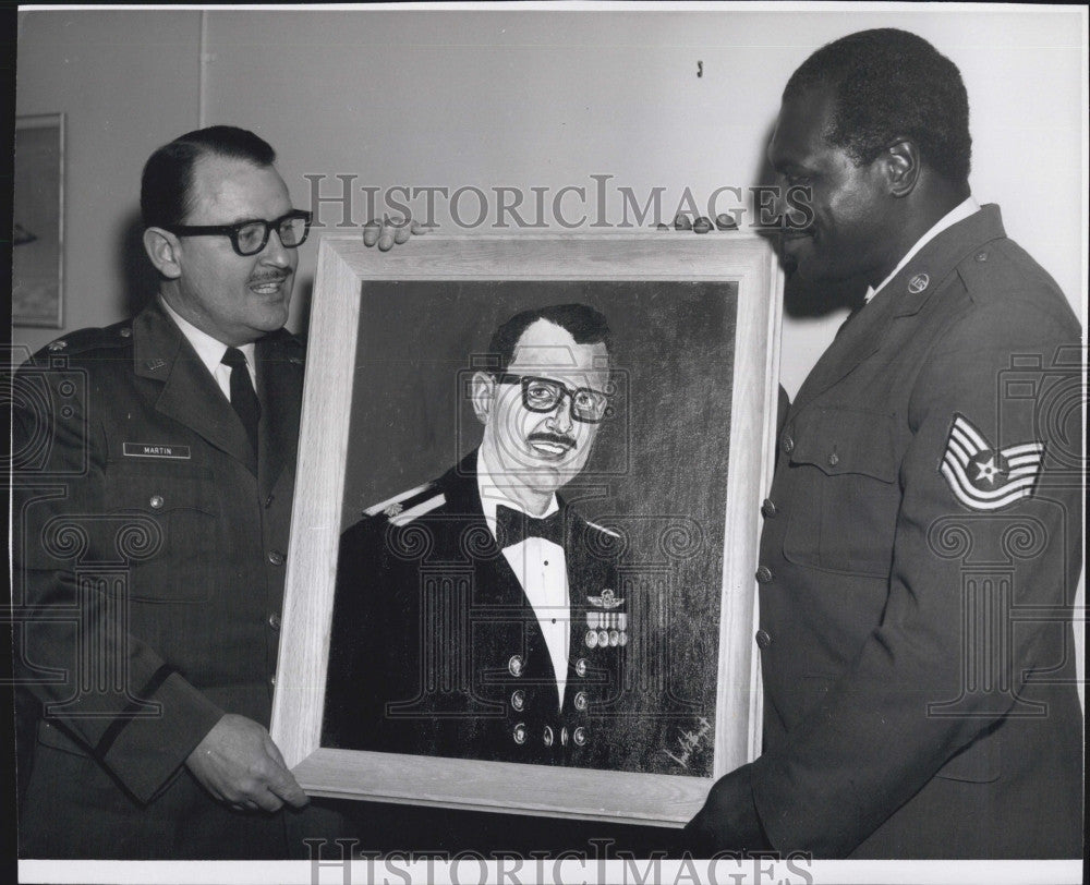 1967 Press Photo Sergeant James Bryant presented a painting to Maj.John Martin. - Historic Images