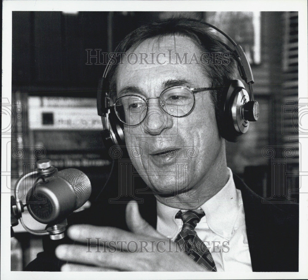 1996 Press Photo American talk radio host David Brudnoy at his Boston Home. - Historic Images