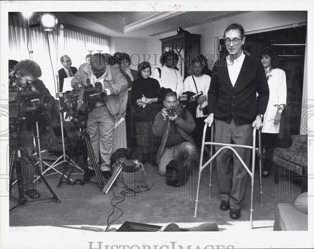 1974 Press Photo WBZ Radio Host David Brudnoy at Press Conference About his AIDS - Historic Images