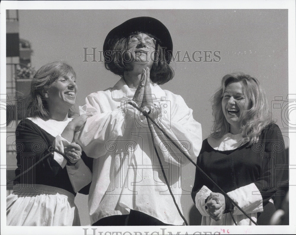 1997 Press Photo Man Praying With Two Women - Historic Images