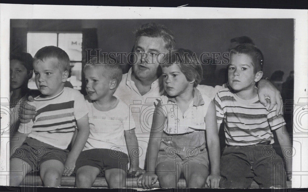 1958 Press Photo Charles Cain Of Associated Press Bureau In Bank During Hold Up - Historic Images