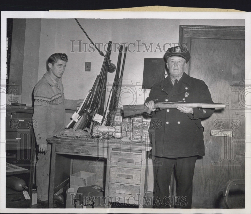 1956 Press Photo Patrolmen Philip Cail &amp; Peter O&#39;Brien with Recovered Weapons - Historic Images