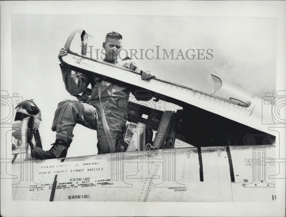 1957 Press Photo Captain Jack Bryant Flies from London to Los Angeles - Historic Images