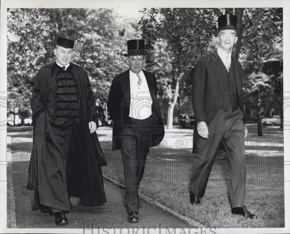 1958 Press Photo Harvard Graduates Dr Nathan Pusey, Henry Cabot - Historic Images