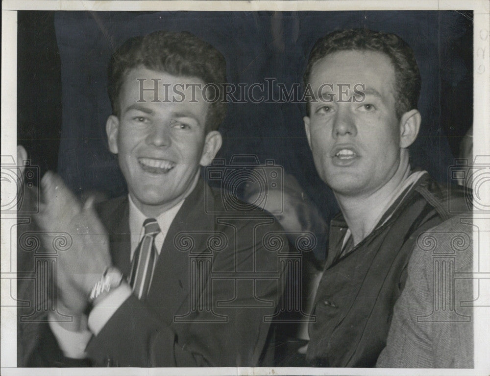1947 Press Photo Bill Gallagher &amp; Chuck Graver at Madison Square Garden Basketba - Historic Images