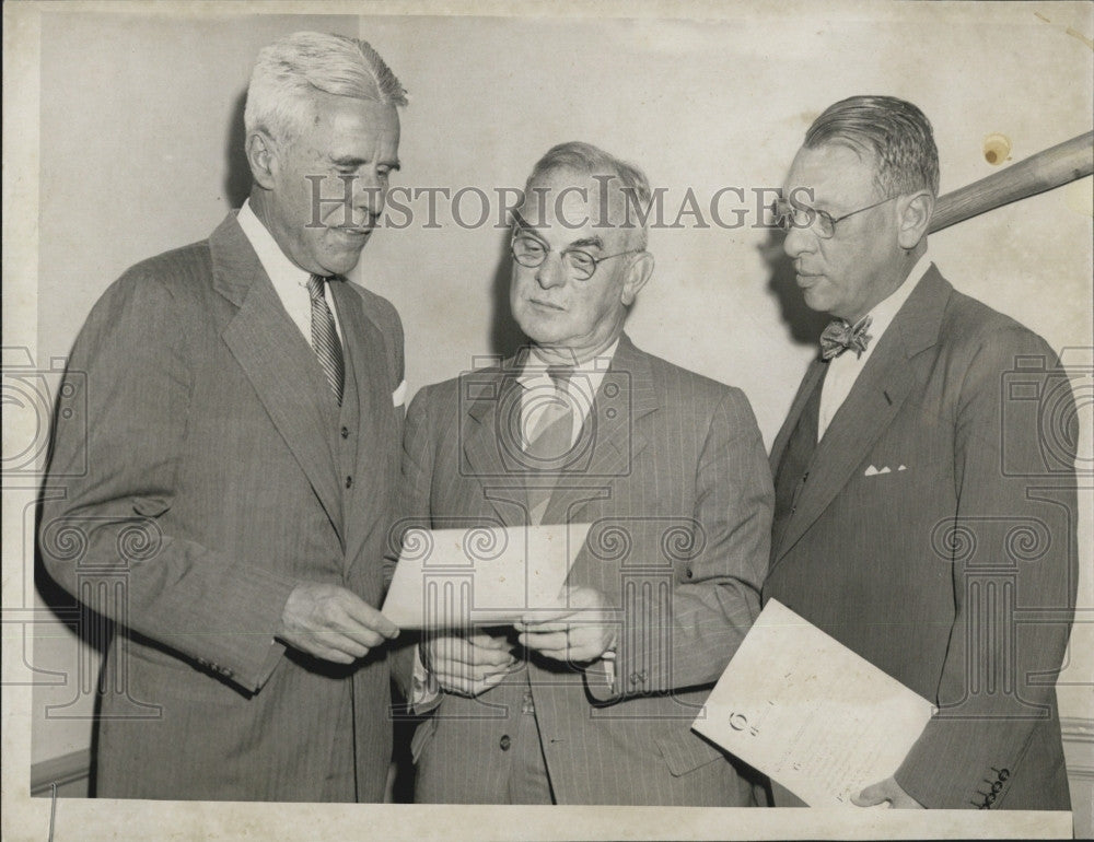 1951 Press Photo Board Chairman Francis Gray Of MA Gen Hospital Award 292k For - Historic Images