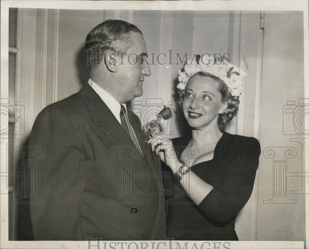 1949 Press Photo Mr And Mrs James Gray Celebrating Their 25 Anniv-Hotel Sheraton - Historic Images