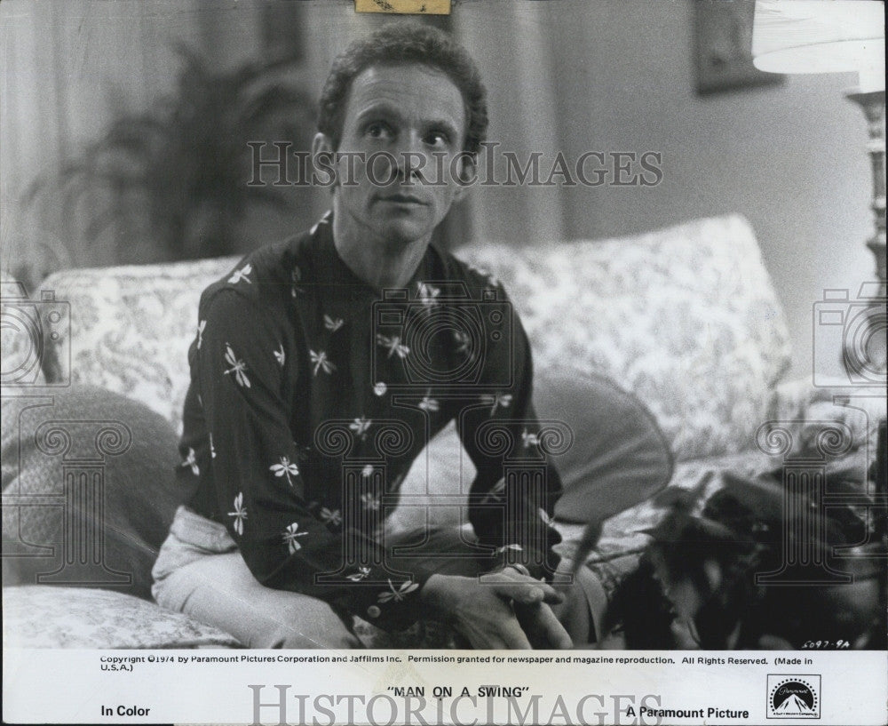 1974 Press Photo Actor Joel Grey Movie Man On A Swing Dragonflies Shirt - Historic Images