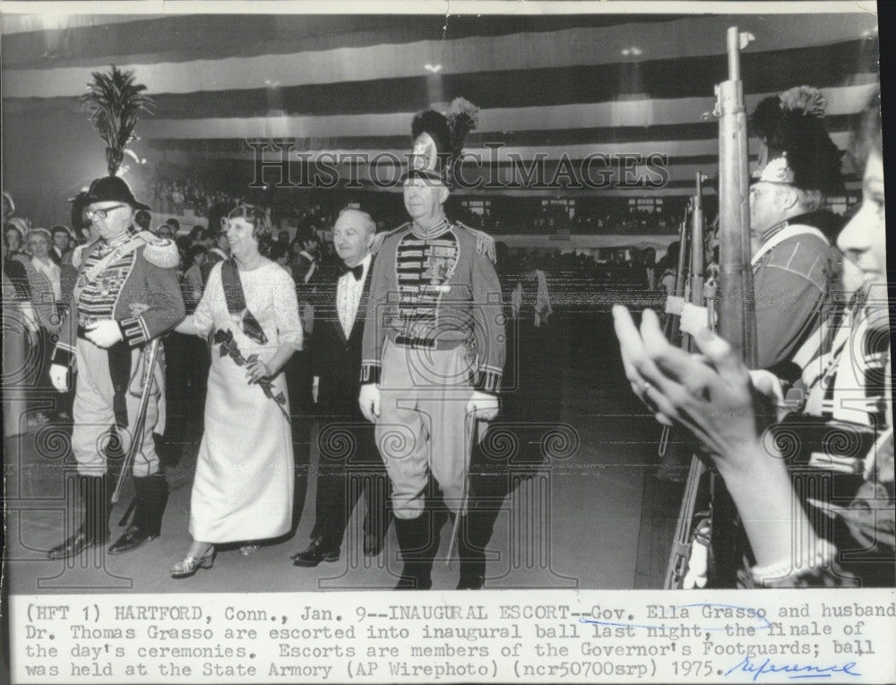 1975 Press Photo Gov Ella Grasso And Dr Thomas Grasso Escorted To Inuagural Ball - Historic Images