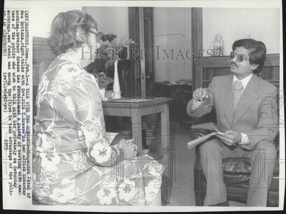 1975 Press Photo Rhupendra Patel Of New Britain With Gov Ella Grasso in Office - Historic Images