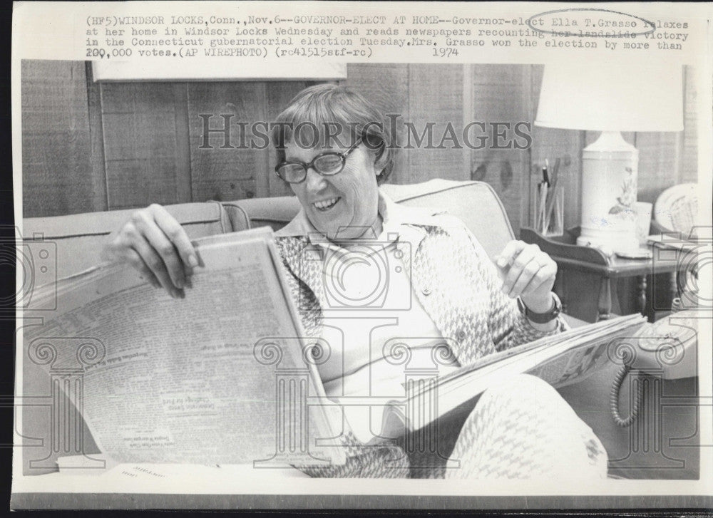 1974 Press Photo Gov Elect Ella Grasso At Windsor Lock Home CT Reading News - Historic Images