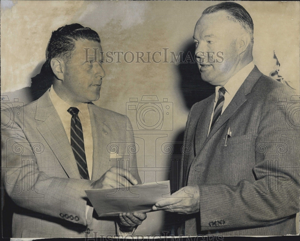 1958 Press Photo Pres Julian Gouse/Robert Owen Dir Of Registration-MA Trade Schl - Historic Images