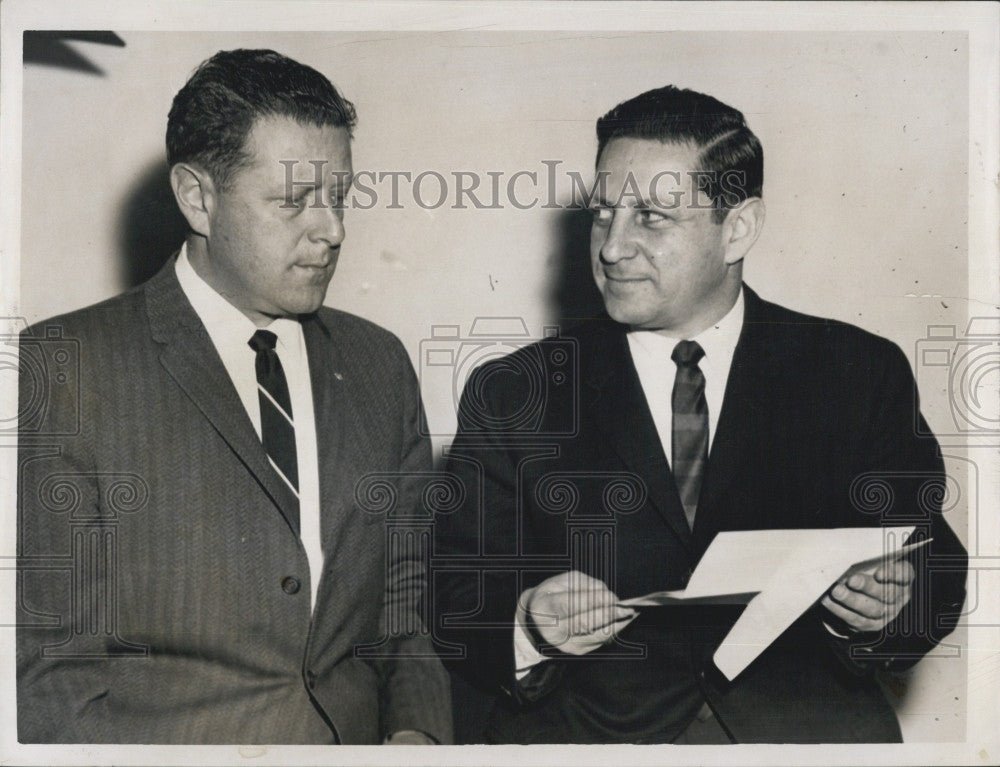 1963 Press Photo Julian Gouse MA Trade Schl Pres Ad robert Cole Discuss Schlrshp - Historic Images