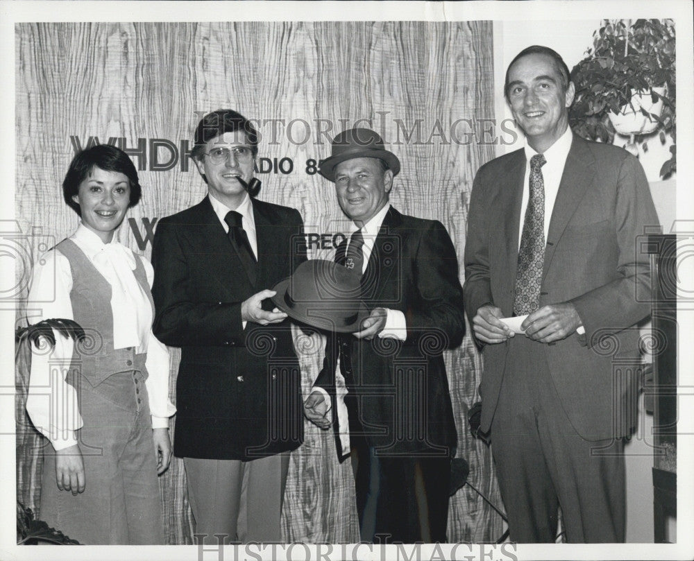 1977 Press Photo Jess Cain Radio Host Gets Kelly Girls Annual Green Derby Award - Historic Images