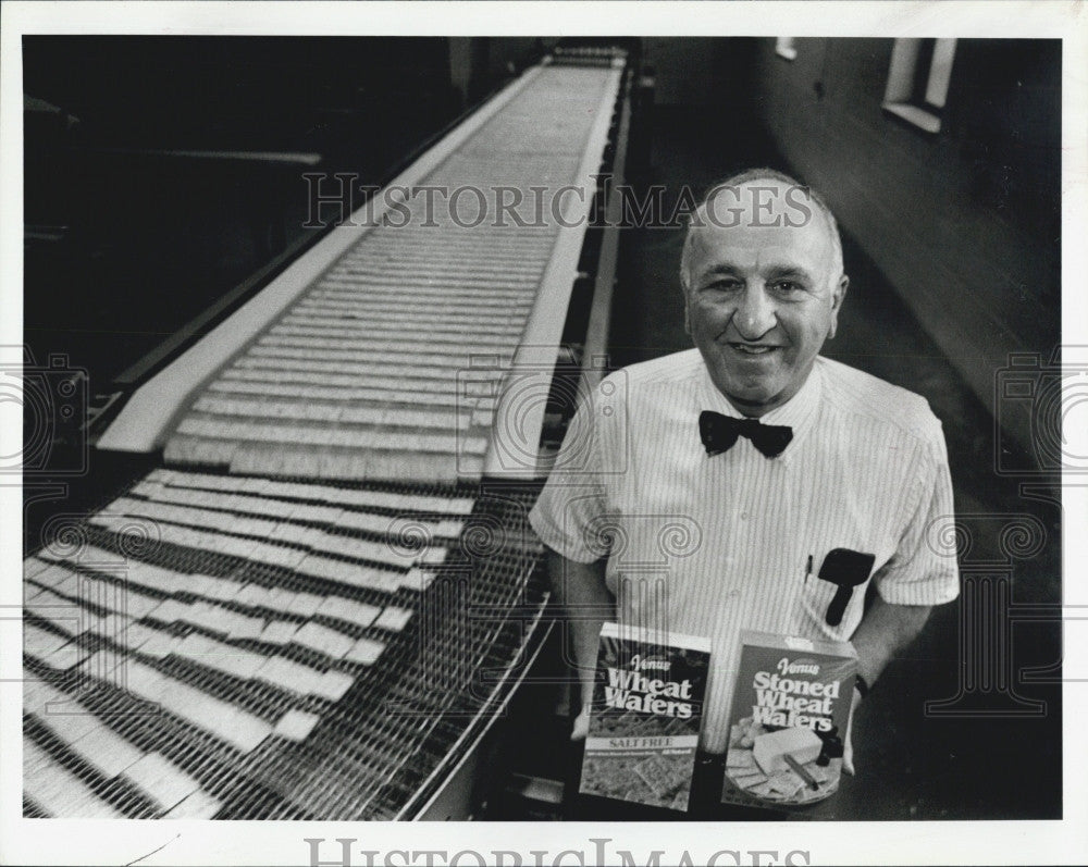 1987 Press Photo Ed Barmakian Owner OF Venus Crackers In Hingham MA - Historic Images