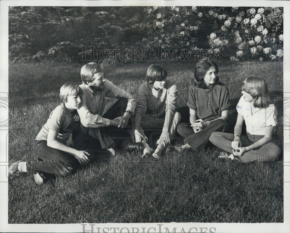 1979 Press Photo Dr Helen Caldicott And Family Wm, Phillip, Mr Wm And Penny - Historic Images