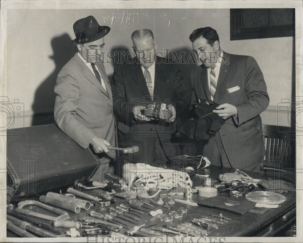 1960 Press Photo Robert Brady;Capt Leroy Pierce/Walter Barletta-Theives Tools - Historic Images