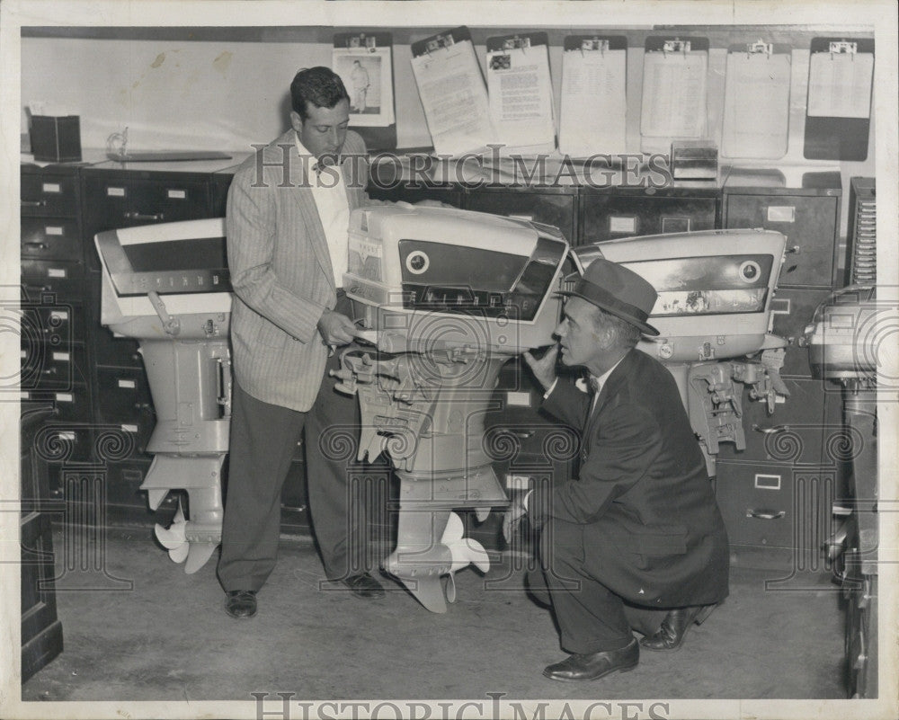 1958 Press Photo Insp Walter Barletta And Robert Brady Recover Stolen Motor - Historic Images