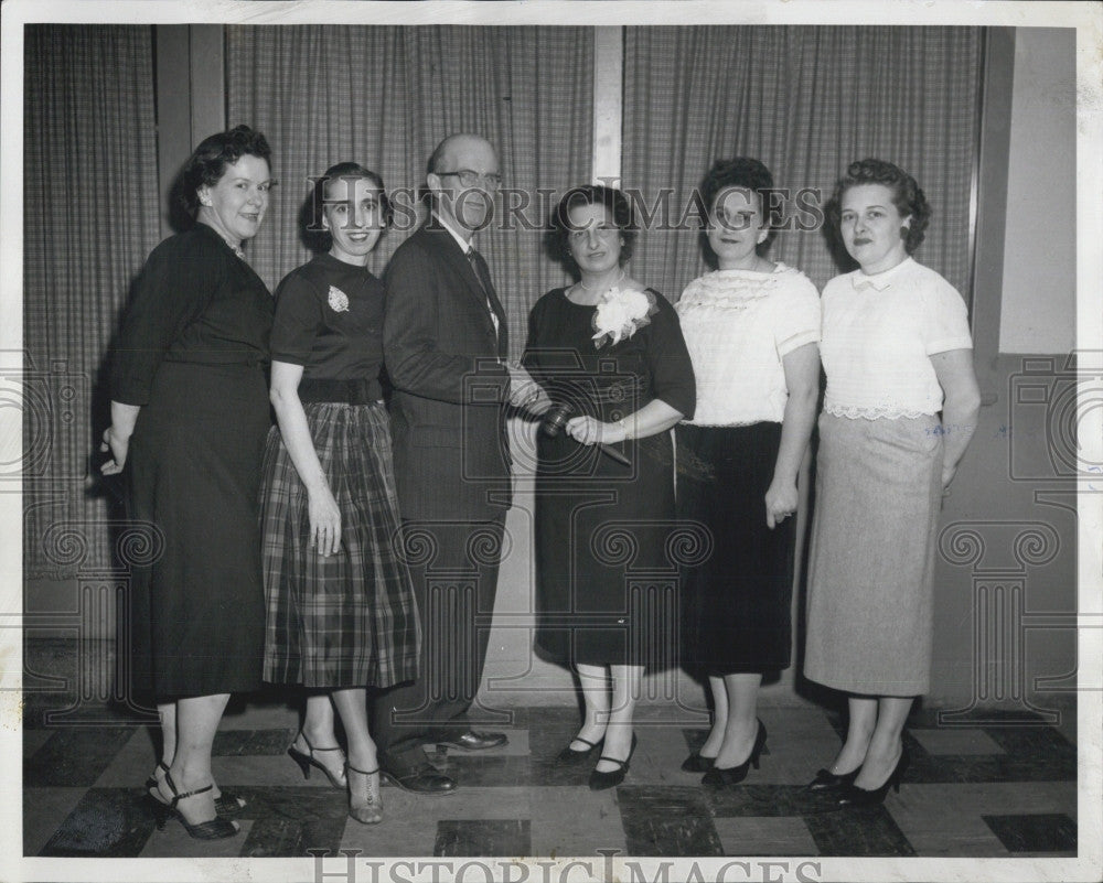 1960 Press Photo Little League Auxiliary Pres Mrs Mary Barletta /James Colbert - Historic Images