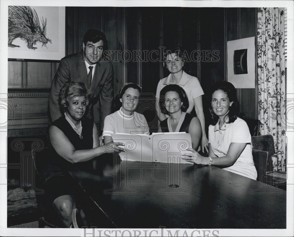 1970 Press Photo Mrs Charles C Cabot Jr For Benefit Raffle-Beaver Cty Day School - Historic Images