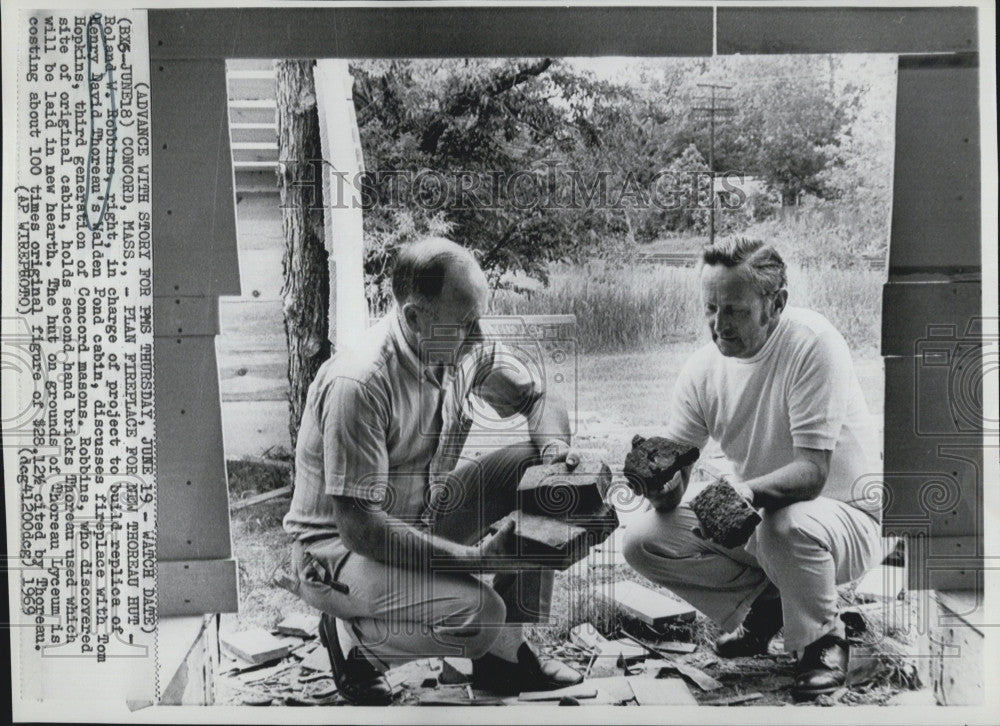 1969 Press Photo Henry David Build Replica Of Thoreau&#39;s Walden Pond Cabin - Historic Images