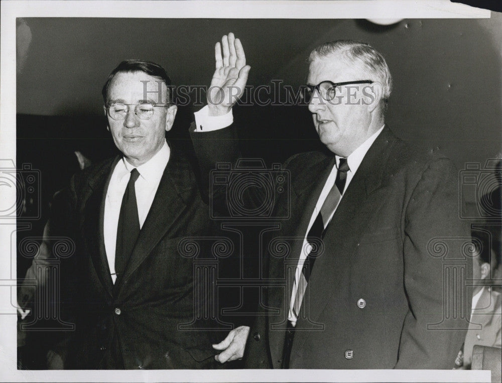 1954 Press Photo Hugh Thompson Of CIO Sworn In As Witness At Communist Hearing - Historic Images