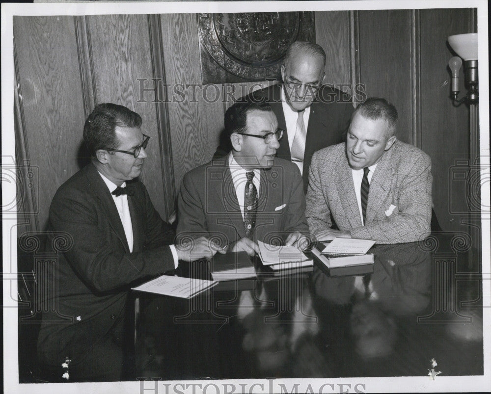 1956 Press Photo Boston Univ Evening Alcohol Course Opens-Harry Healey Jr - Historic Images