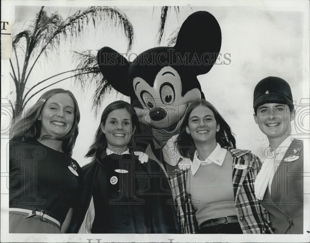 1972 Press Photo Ambassador Finalists With Mickey Magic Kingdom In CA - Historic Images