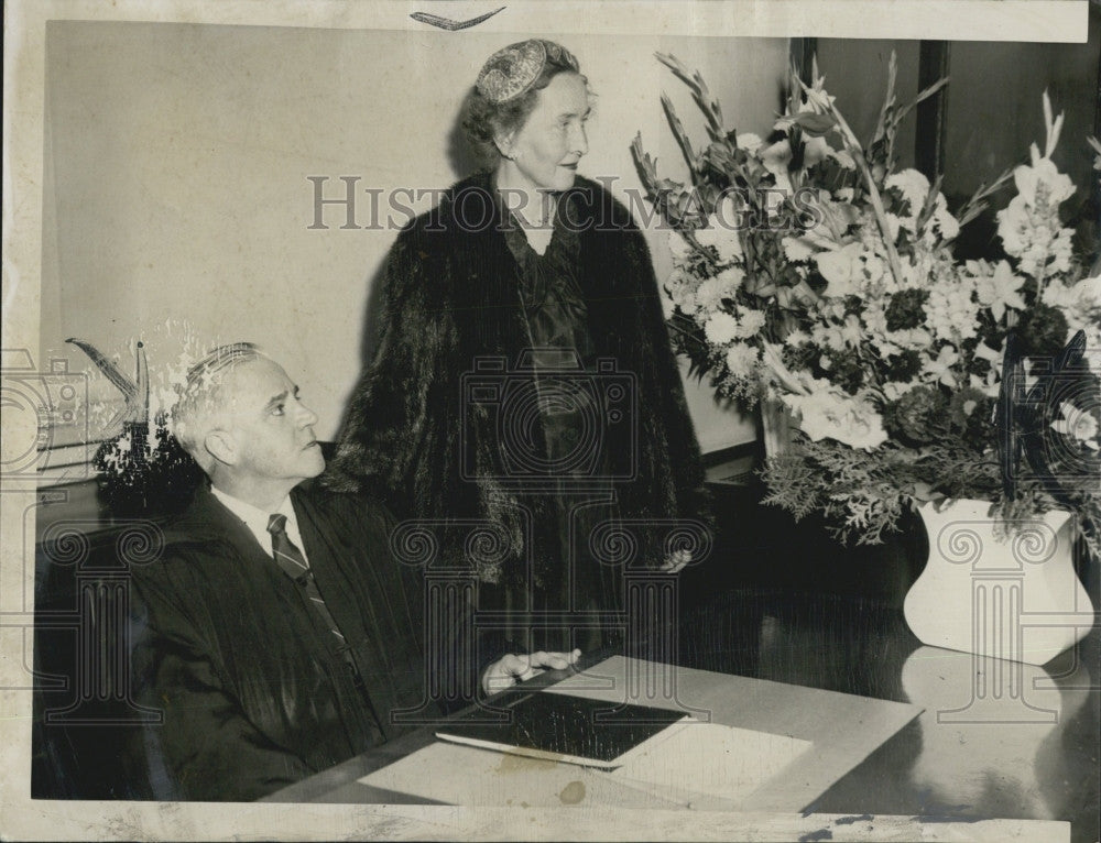 1956 Press Photo Judge And Mrs Geo E Thompson Admire Flowers From Well Wishers - Historic Images