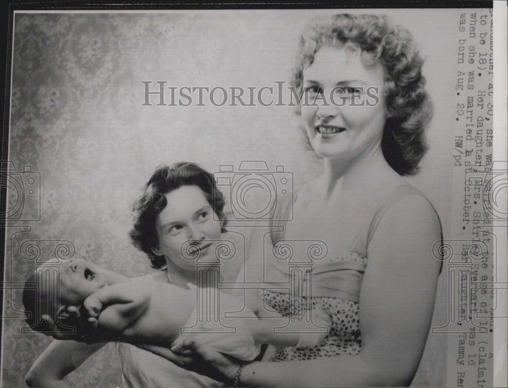 1958 Press Photo Mrs Caldwell Becomes Grandmother At 30 Married At 10 Mother-13 - Historic Images