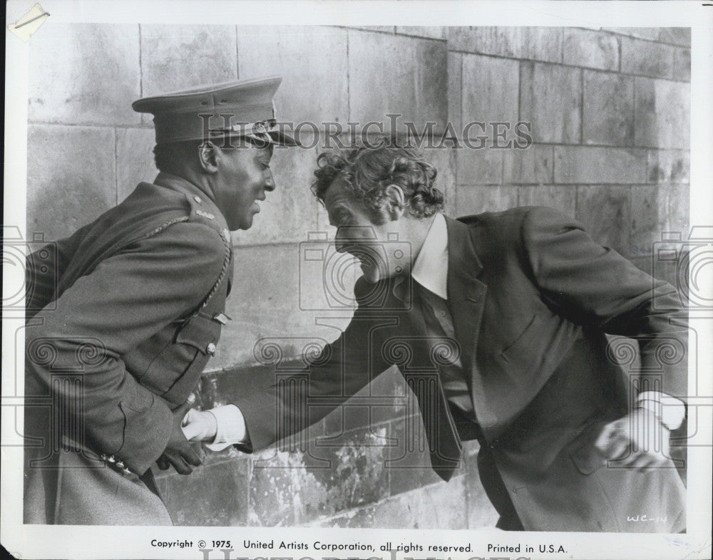 1975 Press Photo Michael Caine Hits Constable In &quot;The Willby Conspiracy&quot; COPY - Historic Images