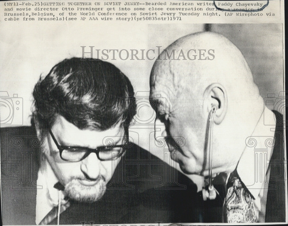 1971 Press Photo Paddy Cheyevsky American Writer With Dir Otto Preminger At Conf - Historic Images