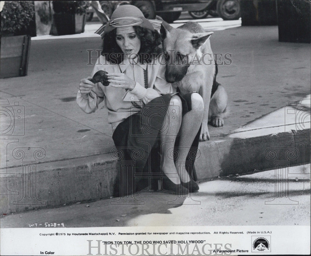 1975 Press Photo Won Ton Ton, the Dog Who Saved Hollywood Madeline Kahn COPY - Historic Images