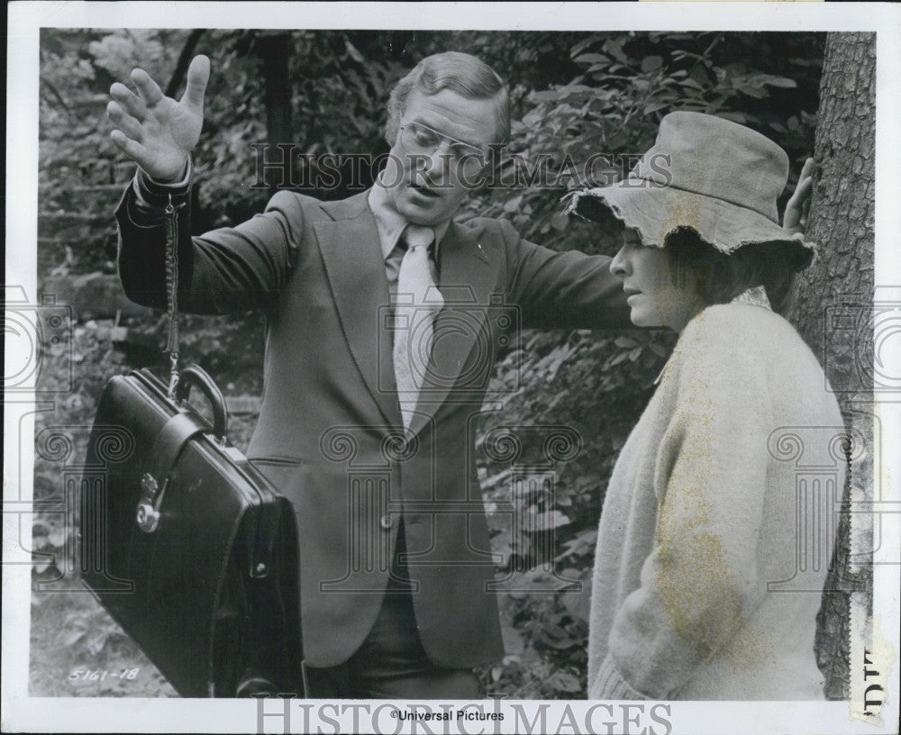 1974 Press Photo Actor Michael Caine &amp; Janet Suzman in &quot;The Black Windmill&quot; - Historic Images