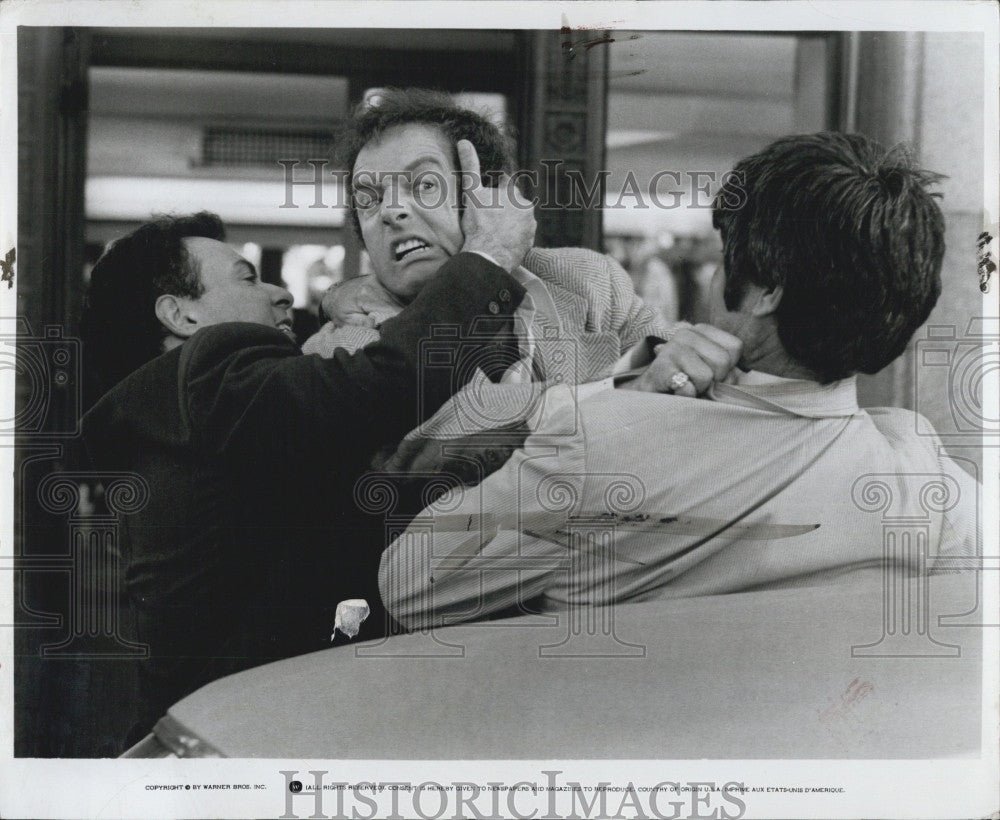 1975 Press Photo Actor James Caan and Alan Akin scene from &quot;Freebie and he Bean&quot; - Historic Images