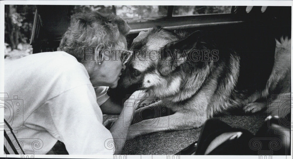 1991 Press Photo Grandmother Grace O&#39;Connor and twins rescued by K9 German - Historic Images