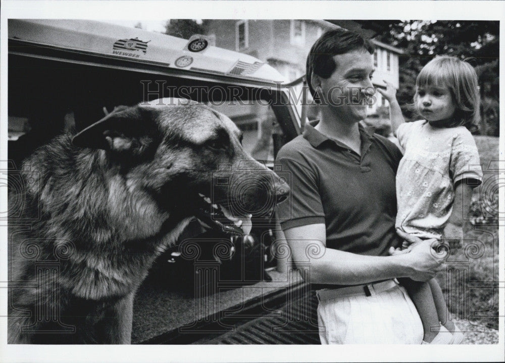 1991 Press Photo Daniel O&#39;Conner with 2 yr old daughter  Cassandra with hero - Historic Images