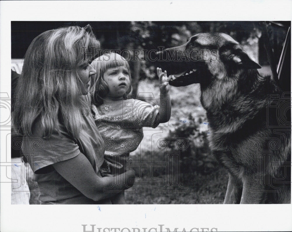 1991 Press Photo Martha O&#39;Connor and daughter Cassandra, 2, rescued by K9 German - Historic Images