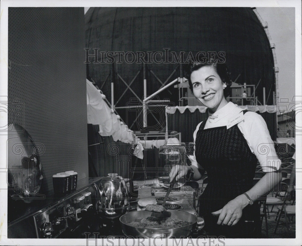 1955 Press Photo Lady Cooking On America&#39;s 1st Atomic Powered Skillet By GE - Historic Images